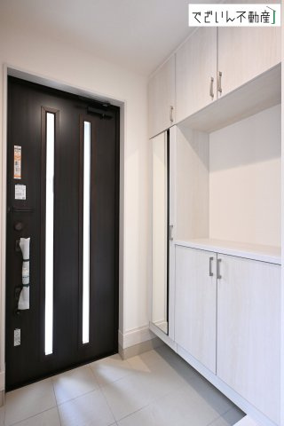 【玄関】 | blooming garden北本市中丸7丁目　新築住宅 | ≪6号棟≫靴や荷物がすっきり収まる収納付き。来客時も安心して迎えられる、整った印象の玄関です。
現地(2026年8月撮影)