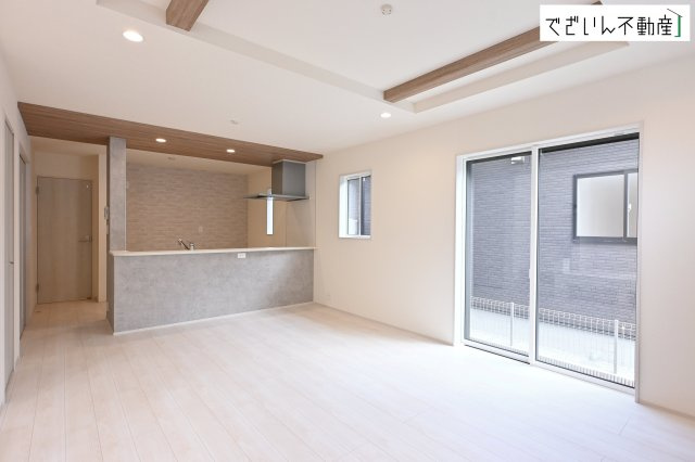 【居間・リビング】 | blooming garden北本市中丸7丁目　新築住宅 | ≪6号棟≫室内構成に拘り採光とセンスを散りばめた空間。それは『柔らかさ』に似た素敵な居場所。そこに暮らす人のことを考えつくり出したものは『癒し』という心地よい居場です。
現地(2026年8月撮影)