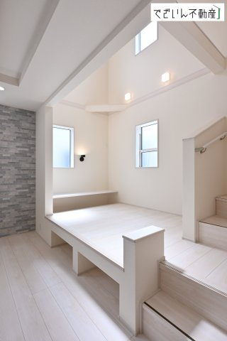 【居間・リビング】 | blooming garden北本市中丸7丁目　新築住宅 | 空気感という居心地の良いＢＧＭは、暮らしのステージを彩り、心のやすらぎと満足感を与えてくれます。通風と採光を考慮した設計は地域の鼓動を感じ、お寛ぎ頂くことが可能です。
現地(2026年8月撮影)