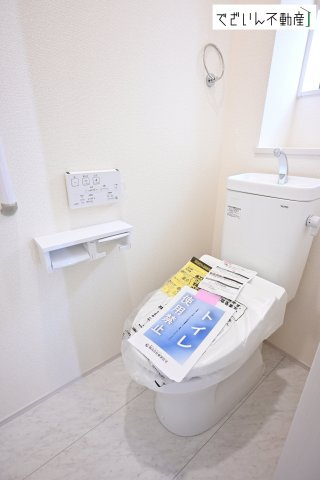 【トイレ】 | blooming garden北本市中丸7丁目　新築住宅 | ≪6号棟≫シンプルで清潔感のある空間は、毎日使う場所だからこそ嬉しい。家族みんなが快適に過ごせる工夫が詰まっています。
現地(2026年8月撮影)