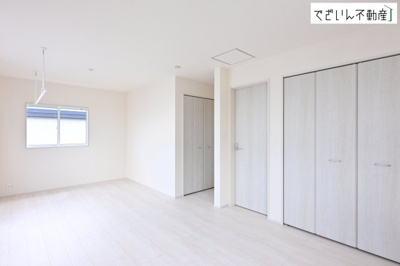 【洋室】 | blooming garden北本市中丸7丁目　新築住宅 | ≪6号棟≫各部屋に収納が充実しているから、片付けがラク。季節用品もすっきり収まり、生活感を隠せます。
現地(2026年8月撮影)