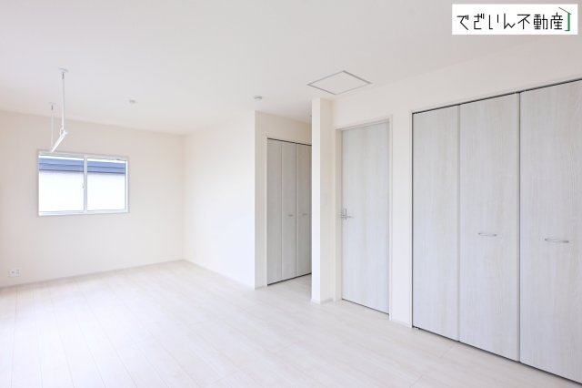 【洋室】 | blooming garden北本市中丸7丁目　新築住宅 | ≪6号棟≫各部屋に収納が充実しているから、片付けがラク。季節用品もすっきり収まり、生活感を隠せます。
現地(2026年8月撮影)