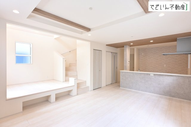【居間・リビング】 | blooming garden北本市中丸7丁目　新築住宅 | ≪6号棟≫細部まで丁寧に仕上げられた内装が、日々の生活を豊かに彩ります。家族の思い出が増えていく場所に。
現地(2026年8月撮影)