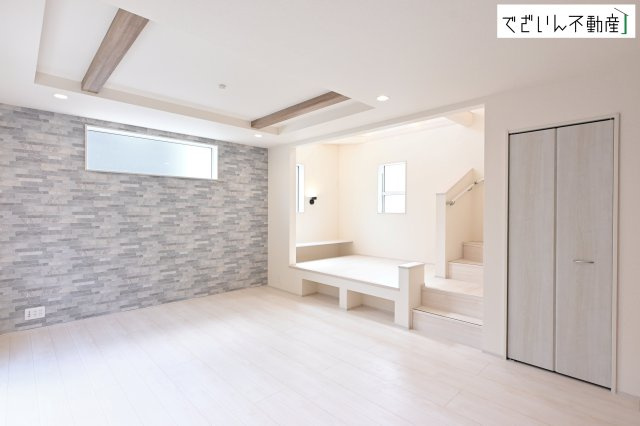 【居間・リビング】 | blooming garden北本市中丸7丁目　新築住宅 | ≪6号棟≫広がるやすらぎのプライベート空間。大きい窓から射しこむ眩い光が、広々としたリビング空間を鮮やかに映し出します。
現地(2026年8月撮影)