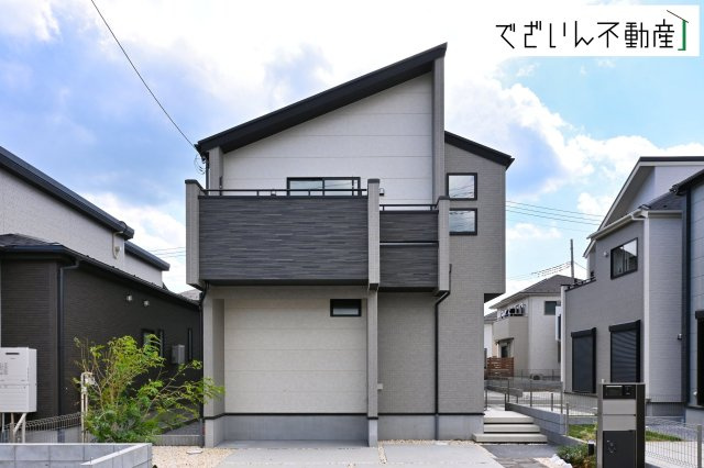 【外観】 | blooming garden北本市中丸7丁目　新築住宅 | ≪6号棟≫南向きの穏やかな佇まいが、家族の新しい日常を優しく包み込む。静かな街並みに、安心して子育てできる環境が整っています。
現地(2026年8月撮影)