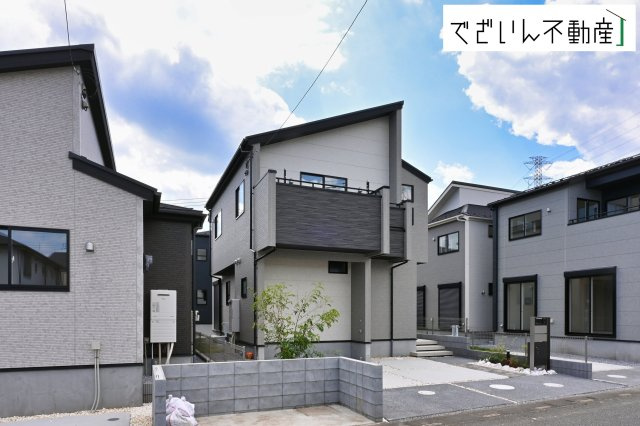 【外観】 | blooming garden北本市中丸7丁目　新築住宅 | ≪6号棟≫街並みに馴染む、シンプルで洗練された佇まい。暮らしにちょっとした遊び心を添えてくれるお家です。
現地(2026年8月撮影)