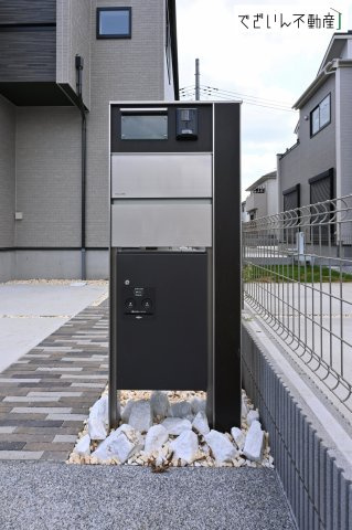 【玄関】 | blooming garden北本市中丸7丁目　新築住宅 | ≪6号棟≫ダイヤルキー付の宅配BOXがあり、荷物の受け取りに便利です♪
現地(2026年8月撮影)