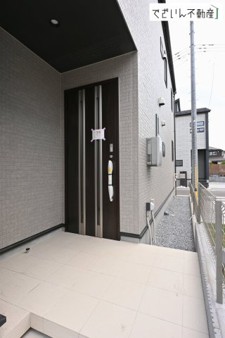 【玄関】 | blooming garden北本市中丸7丁目　新築住宅 | ≪6号棟≫清潔感溢れる玄関がお出迎えする本邸宅の物語は、ここから始まる日常を期待させます。この場所には「希望」と「優越」で包み込んでくれる「特別」な空間があります。
現地(2026年8月撮影)