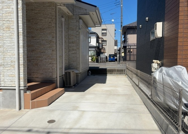 【駐車場】 | 駐車場と明記されていても、最小スペースでつくられた駐車場だと大型車は駐車できなかったり、出入りしにくくなったりする可能性があります。お車のサイズと購入したい物件の駐車場のサイズを現地で確認しましょう。