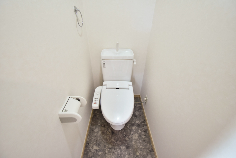 シャンダン・ベルのトイレ|落ち着いた色調のトイレです