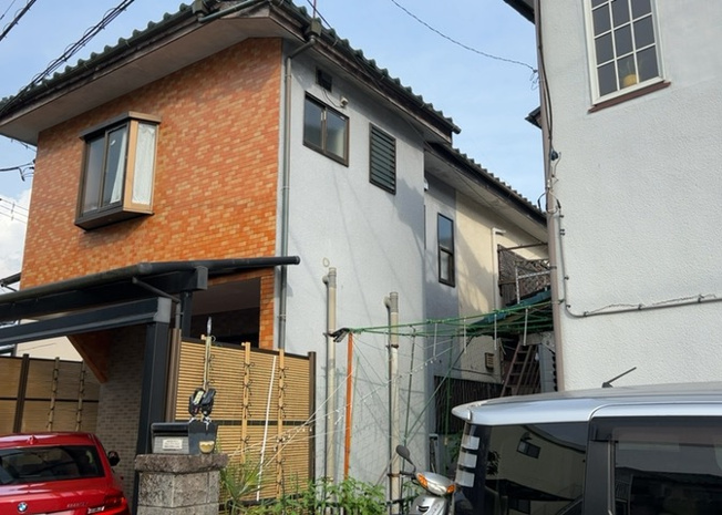 【外観】 | 隣家の土地はどうなっているのか、生活利便施設が近くにあるのか、学校まで近いかなど、お客様のライフスタイルにあわせたイメージが重要です。また、近くにあると困る施設が近くにないかも確認するといいでしょう。