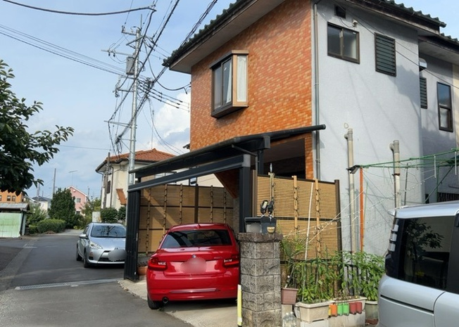 【前面道路含む現地写真】 | 南側道路の場合は長い時間光を入れ込むことができるため、庭やリビングを道路側に持ってくることが多く土地価格も高い傾向にあります。一方北側道路だとリビングや庭が南側になりプライバシーを守ることができます。