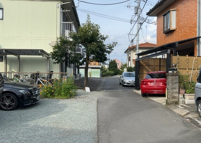 【前面道路含む現地写真】 | 東側道路の場合は居室を南向きに設計しやすいため、朝日が入りやすいというメリットがあります。一方、西側道路も東側同様に居室を南向きに設計しやすいのですが、住宅地だと朝日が入りにくいという弱点があります。