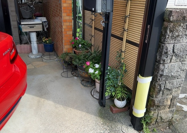 【庭】 | 庭のある家に住むことのメリットとして、子どもたちの遊び場を確保できること、ガーデニングや家庭菜園を楽しめること、明るさを確保できることがあります。また、配置を工夫することでプライバシーが確保できます。