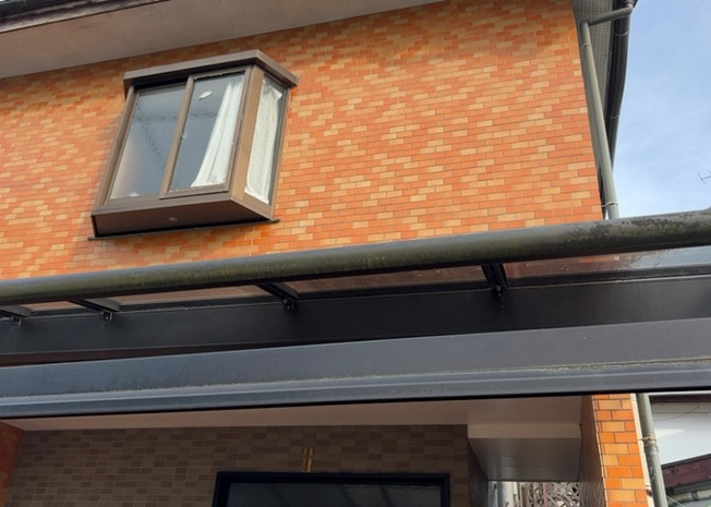 【バルコニー】 | バルコニーは、建物内から室外へ楽に出入りできる便利なスペースです。また、バルコニーには手すりを付けることが義務付けられており、手すりの高さは110cm以上で施工することが建築基準法で定められています。