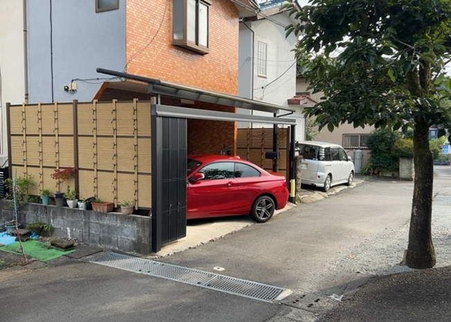 【前面道路含む現地写真】 | 住宅用の土地では前面道路に2m以上接していなければならないと法律で定められています。しかし、お持ちの車のサイズやライフスタイルなどにより、2mでは利便が悪い場合もございますので、事前に確認しましょう。