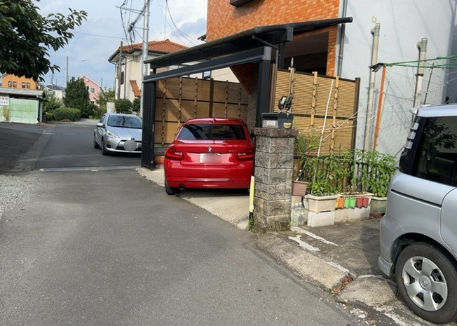 【前面道路含む現地写真】 | 道幅が広い場所は日当たりや風通が良好です。幅が広いのですれ違いも可能ですし大きな車でも駐車可能！一方で、大型車が通ることも多くなるため交通量の増加により騒音に繋がります。また土地の値段が高くなります。
