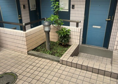 【庭】 | スカイコート矢部第２ | 物件によっては、入居者が個人的に使用できる専用庭がついているものもあります。また、住宅の中にある土間の部分を庭と呼ぶこともあります。庭の用途は住む人によって変わり、それによってデザインもさまざまです。