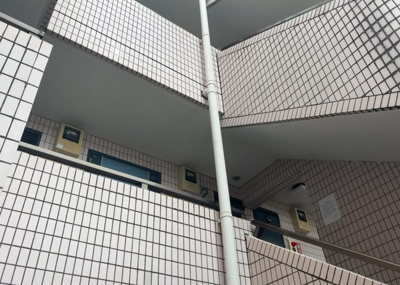 【中庭】 | スカイコート矢部第２ | 中庭（パティオ）とは、一つの建築物の内部に設けられた、壁などで囲われている庭のことを指します。コの字型、ロの字型が主流ですが、L字型の中庭もあります。最近では、インテリア性の高さからも人気があります。