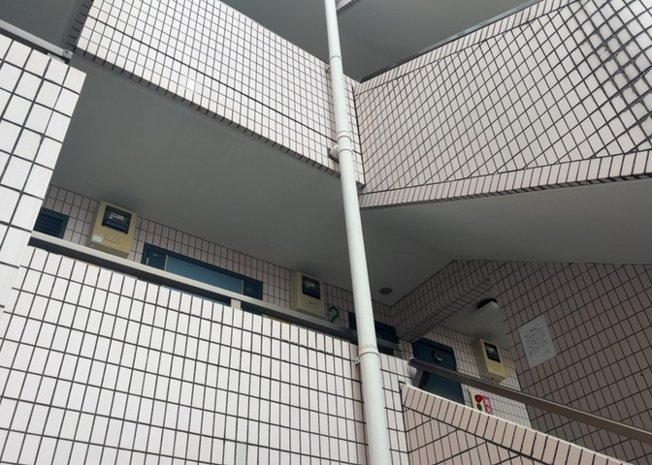 【中庭】 | スカイコート矢部第２ | 中庭（パティオ）とは、一つの建築物の内部に設けられた、壁などで囲われている庭のことを指します。コの字型、ロの字型が主流ですが、L字型の中庭もあります。最近では、インテリア性の高さからも人気があります。