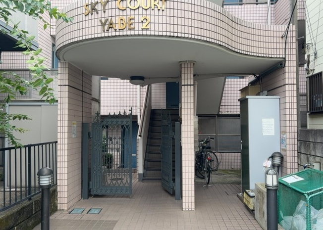 【エントランス】 | スカイコート矢部第２ | マンションのエントランスには、もともと風よけや防犯の役割がありますが、マンションによって宅配ボックスなどの設備が備わっている所もあります。日々の生活をイメージしながら生活しやすさをチェックしましょう。