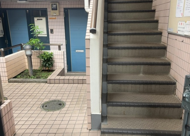 【ロビー】 | スカイコート矢部第２ | ラウンジは、マンションの共用スペースに椅子やテーブルなどを配置した利用者が寛げる空間です。屋内型ラウンジと屋外型ラウンジがあります。共用部分の管理状況と合わせて、詳細については現地でご確認ください。