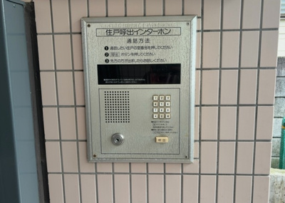 【外観】 | スカイコート矢部第２ | 土地を買う際、住む地域の自治体や福祉の補助制度にも注目してみましょう。子供や老人の医療補助やゴミ出しのルールなど、自治体によってルールに大きな違いがあるため、暮らしやすい土地で判断するとよいでしょう。