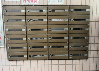 【設備】 | スカイコート矢部第２ | エントランス付近に設置されている集合ポストは、住んでいる部屋と離れているため、ポストをあさるなど誰かに何かされていても被害に気づきにくいです。入居する時には他人に特定されにくい番号で鍵をかけましょう！