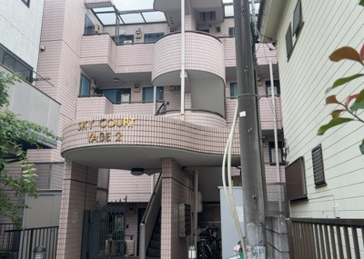 【現況写真】 | スカイコート矢部第２ | 道幅が広い場所は日当たりや風通が良好です。幅が広いのですれ違いも可能ですし大きな車でも駐車可能！一方で、大型車が通ることも多くなるため交通量の増加により騒音に繋がります。また土地の値段が高くなります。