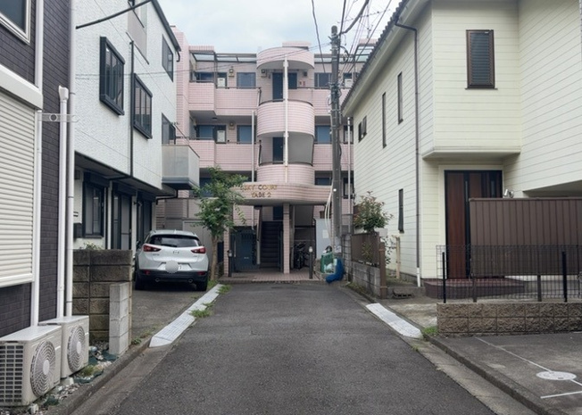 【外観】 | スカイコート矢部第２ | 外観はマンション管理がされているかの目安になります。築年数が古いと、壁面は劣化してひび割れが生じることも！建物が古びていても細かいところが修繕されていると、きちんと管理されているなぁと感じるでしょう。