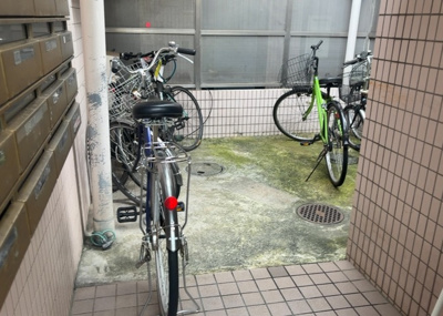 【駐車場】 | スカイコート矢部第２ | 車一台あたりに必要なスペースは、標準サイズの普通自動車で横幅2m50cm、長さ5mは必要になります。ただし、乗降のことも考慮して横幅3m30cm、長さ5m50cmほどは確保できるところを選びましょう。