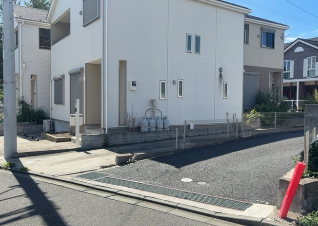 【前面道路含む現地写真】 | 住宅用の土地では前面道路に2m以上接していなければならないと法律で定められています。しかし、お持ちの車のサイズやライフスタイルなどにより、2mでは利便が悪い場合もございますので、事前に確認しましょう。