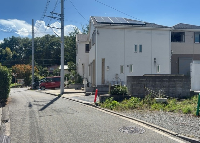 【前面道路含む現地写真】 | 道幅が広い場所は日当たりや風通が良好です。幅が広いのですれ違いも可能ですし大きな車でも駐車可能！一方で、大型車が通ることも多くなるため交通量の増加により騒音に繋がります。また土地の値段が高くなります。