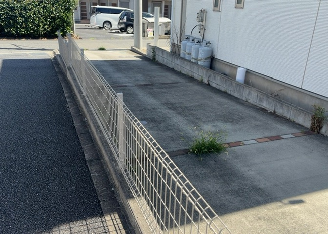 【駐車場】 | 駐車場と明記されていても、最小スペースでつくられた駐車場だと大型車は駐車できなかったり、出入りしにくくなったりする可能性があります。お車のサイズと購入したい物件の駐車場のサイズを現地で確認しましょう。