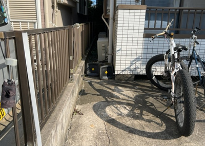 【中庭】 | シャルム林間 | 中庭（パティオ）とは、一つの建築物の内部に設けられた、壁などで囲われている庭のことを指します。コの字型、ロの字型が主流ですが、L字型の中庭もあります。最近では、インテリア性の高さからも人気があります。
