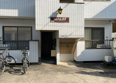 【エントランス】 | シャルム林間 | マンションのエントランスには、もともと風よけや防犯の役割がありますが、マンションによって宅配ボックスなどの設備が備わっている所もあります。日々の生活をイメージしながら生活しやすさをチェックしましょう。