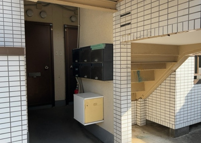 【設備】 | シャルム林間 | エントランス付近に設置されている集合ポストは、住んでいる部屋と離れているため、ポストをあさるなど誰かに何かされていても被害に気づきにくいです。入居する時には他人に特定されにくい番号で鍵をかけましょう！