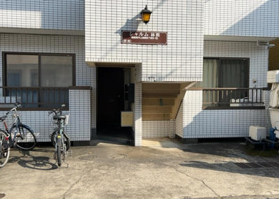 【ロビー】 | シャルム林間 | ロビーというと、エントランスと何がちがうの？と思いますよね。実はロビーとエントランスには明確な決まりはありません。物件によっては、エントランスを入って広がるある程度の広さのある空間がロビーとなります。