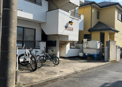 【外観】 | シャルム林間 | 隣家の土地はどうなっているのか、生活利便施設が近くにあるのか、学校まで近いかなど、お客様のライフスタイルにあわせたイメージが重要です。また、近くにあると困る施設が近くにないかも確認するといいでしょう。