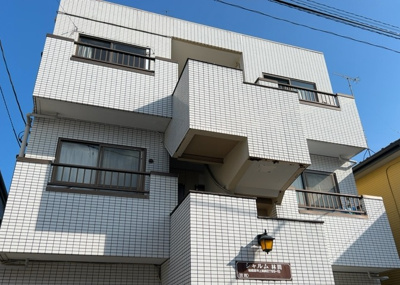 【外観】 | シャルム林間 | 道幅が広い場所は日当たりや風通が良好です。幅が広いのですれ違いも可能ですし大きな車でも駐車可能！一方で、大型車が通ることも多くなるため交通量の増加により騒音に繋がります。また土地の値段が高くなります。