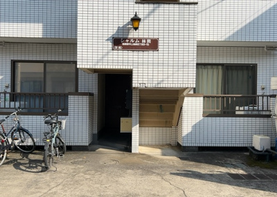 【外観】 | シャルム林間 | ＲＣ造、Reinforced Concreteは直訳すると補強されたコンクリートです。主に柱や梁・床・壁が鉄筋とコンクリートで構成おり、鉄筋を組んだ型枠にコンクリートを流し込んで固めたものを指します。
