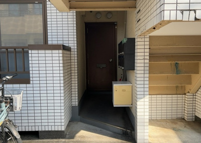 【玄関】 | シャルム林間 | 玄関は家の顔でもあり、家族以外の目にも止まる場所です。玄関は外との間を仕切る扉、靴などをしまっておく収納スペース、靴脱ぎのたたきスペース、来客とのやり取りをするドアホンなど複数のアイテムからなります。