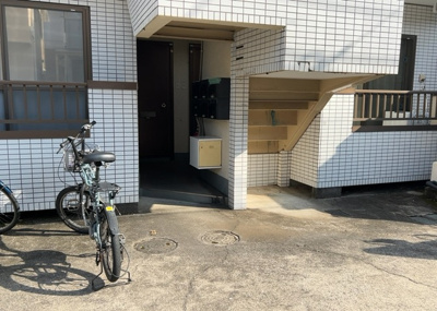 【内装】 | シャルム林間 | 共有部分は、住民なら誰もが使える設備のこと。例えば駐車場やエレベーター、インターネット設備、セキュリティ設備などがあります。他にも、マンションの廊下・外部階段やエントランス・ゴミ置き場などがあります。
