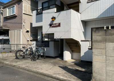 【外観】 | シャルム林間 | 外観はマンション管理がされているかの目安になります。築年数が古いと、壁面は劣化してひび割れが生じることも！建物が古びていても細かいところが修繕されていると、きちんと管理されているなぁと感じるでしょう。