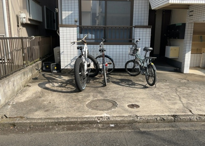 【駐車場】 | シャルム林間 | 車一台あたりに必要なスペースは、標準サイズの普通自動車で横幅2m50cm、長さ5mは必要になります。ただし、乗降のことも考慮して横幅3m30cm、長さ5m50cmほどは確保できるところを選びましょう。