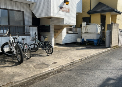 【駐車場】 | シャルム林間 | 駐車場と明記されていても、最小スペースでつくられた駐車場だと大型車は駐車できなかったり、出入りしにくくなったりする可能性があります。お車のサイズと購入したい物件の駐車場のサイズを現地で確認しましょう。