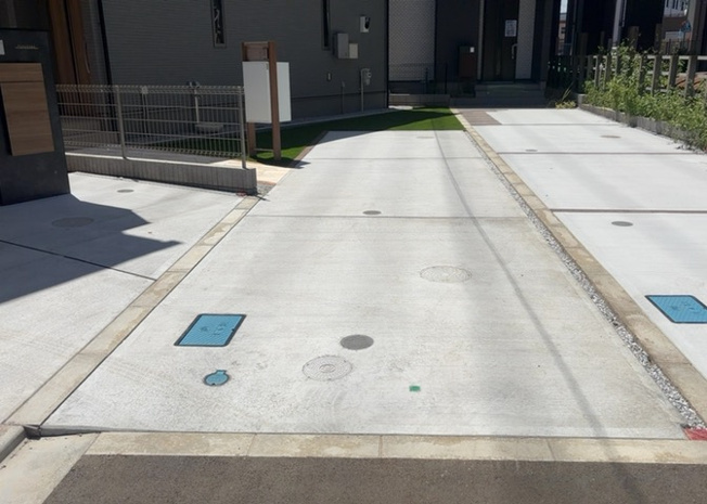 【駐車場】 | 敷地内には2台分駐車可能なカースペースを確保しております。前面道路は幅員6ｍ以上とゆとりがあり、運転が苦手な方でも落ち着いて駐車作業を行えます。セカンドカーの所有や来客時にも大変便利な設備です。