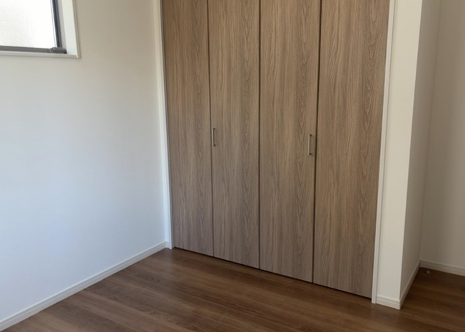 【子供部屋】 | 2階に位置する5.2帖の洋室は子供部屋や書斎として使いやすいサイズ感です。全居室フローリングでお手入れしやすく、クローゼットも完備されているため学習道具や衣類をすっきりと整理整頓できます。