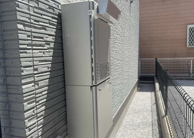 【発電・温水設備】 | 環境と家計に優しい太陽光発電システムを搭載しております。災害時や非常時の電力確保としても役立ち、毎月の光熱費を大幅に削減可能。省エネ給湯器も完備されており、地球環境に配慮した快適な暮らしを実現します。