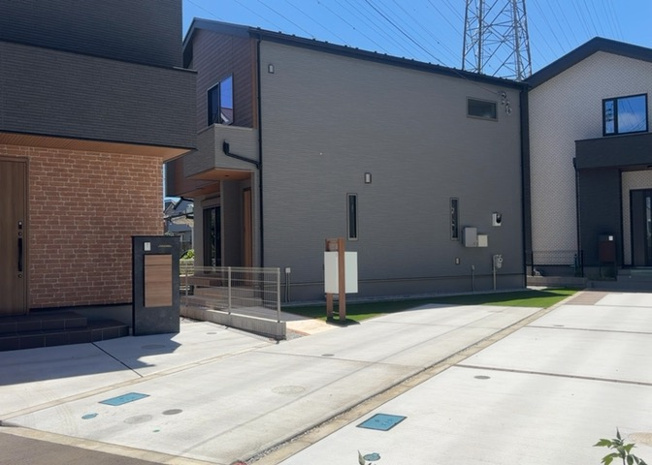 【外観】 | 京王相模原線多摩境駅徒歩15分、横浜線橋本駅徒歩19分の好立地。南向きの明るい敷地に建つスタイリッシュな外観デザインです。駐車2台可能なカースペースを備え、家族みんなが快適に暮らせる新築一戸建てです。